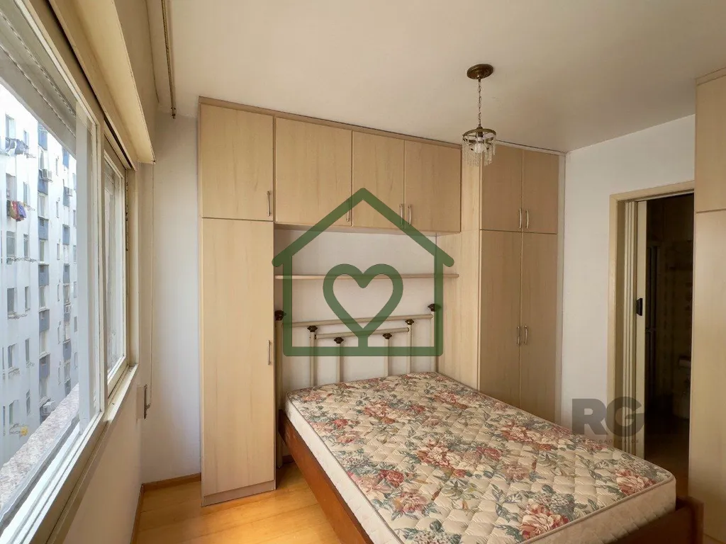 Imagem Apartamento semimobiliado de 38m2, com um dormitório, living para dois ambientes, cozinha ampla com...