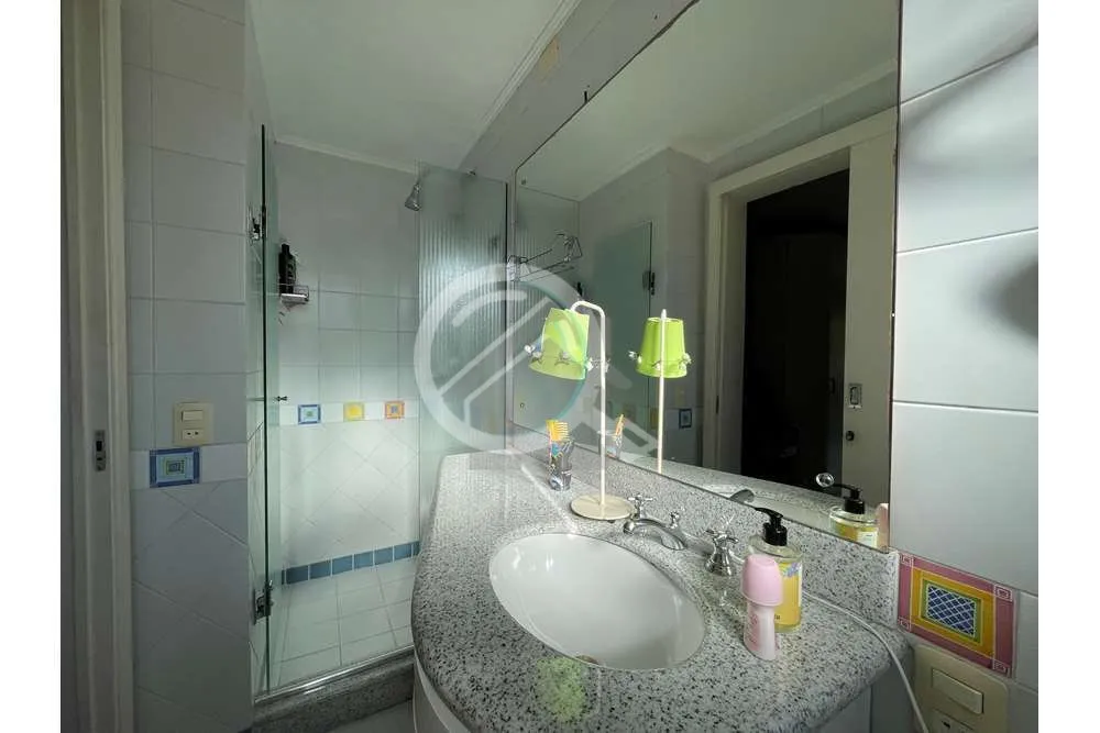 Imagem Localizado no coração do charmoso bairro Moinhos de Vento, este apartamento de 100m² oferece o eq...