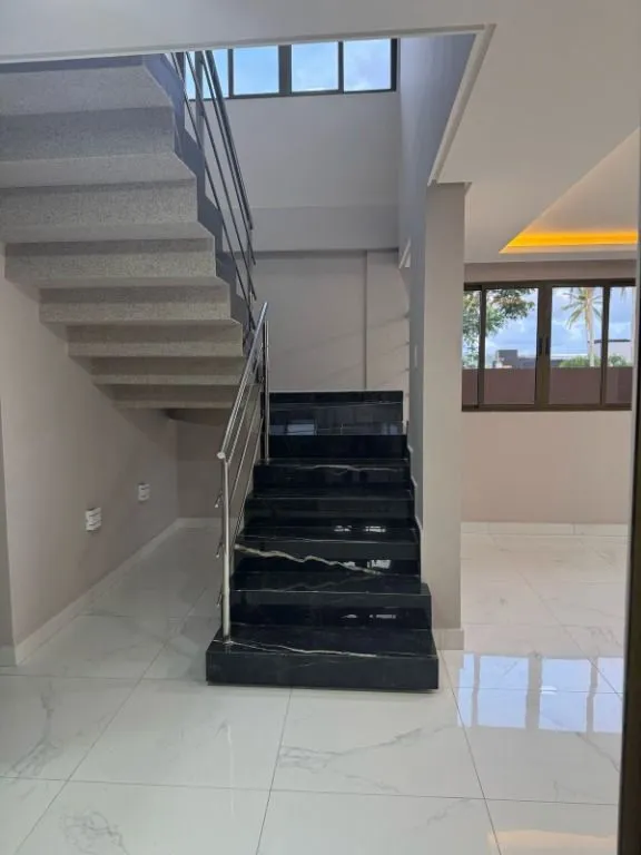Imagem Casa Nova de Alto Padrão com 4 Suítes, Piscina e Pôr do Sol Exclusivo