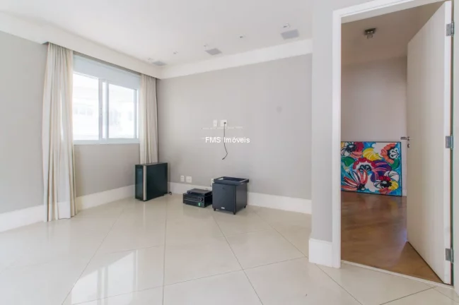 Imagem Apartamento à venda em Moema, com 3 suítes, 2 salas, 5 banheiros, 3 vagas de garagem, 124m².