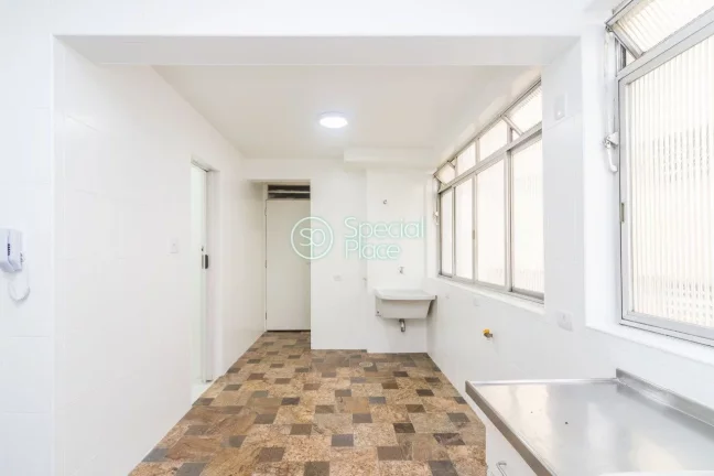 Imagem Ótimo apto com 145m², no Itaim. Amplo living para três ambientes - todos com grandes janelões, s...