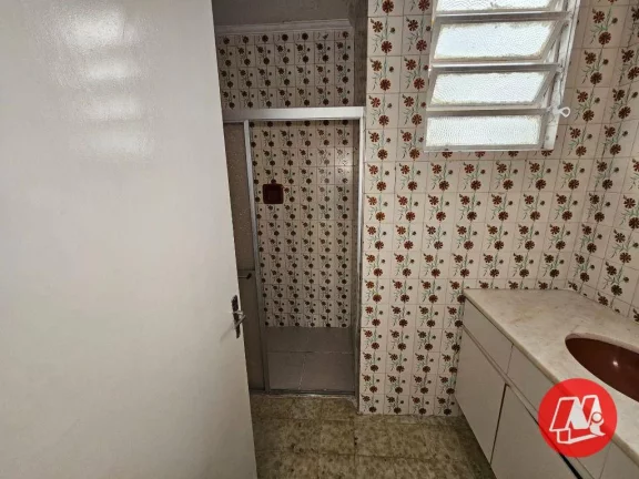 Imagem Apartamento 3 dormitórios (1 suíte). Dependência com wc auxiliar e sacada.