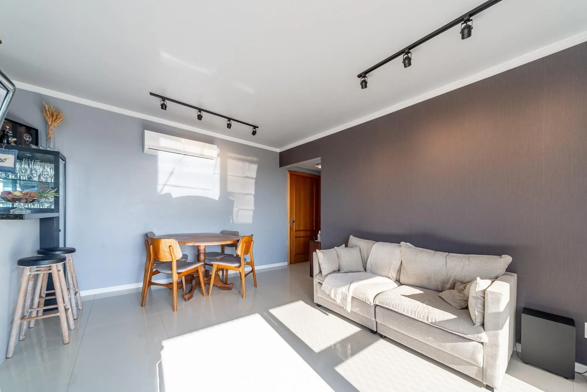 Imagem Apartamento 2 Dormitórios com Suíte e 2 Vagas no Petrópolis - 75m²