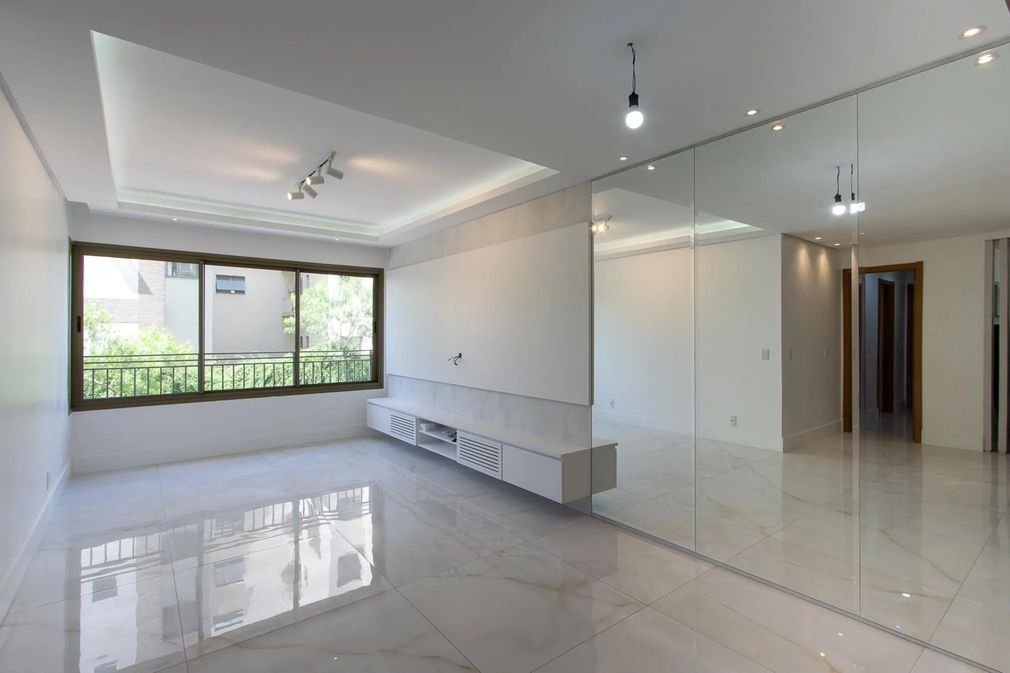 Imagem Apartamento totalmente reformado e impecável para locação - 3 quartos sendo uma suíte - Bairro Cavalhada