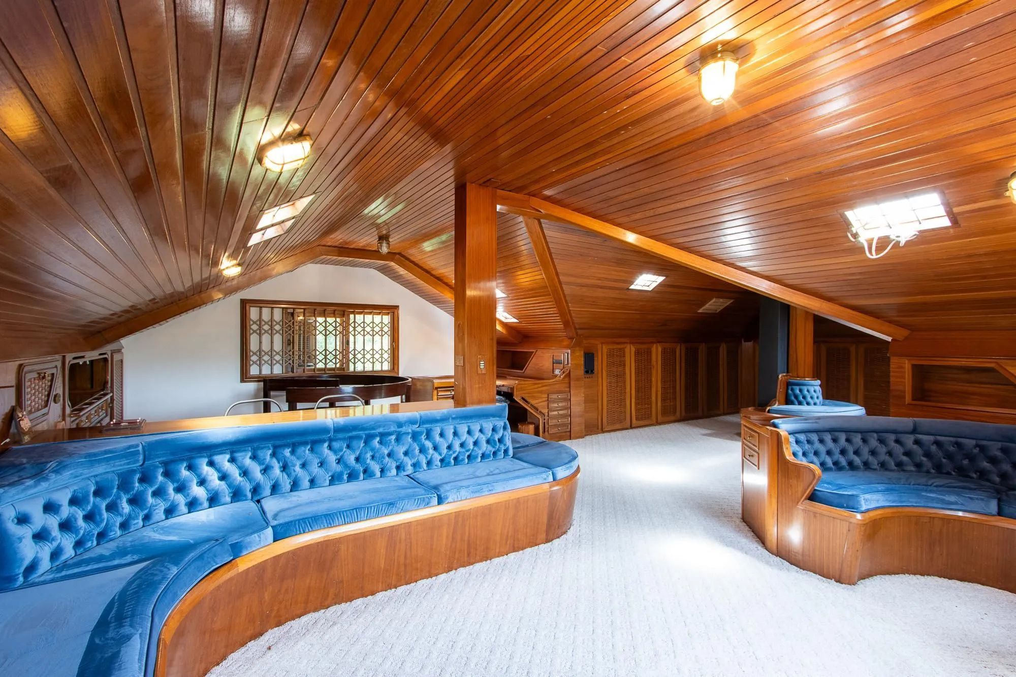 Imagem Casa com 2 dormitórios 3 banheiros. lareira e churrasqueira, e com arquitetura moderna.