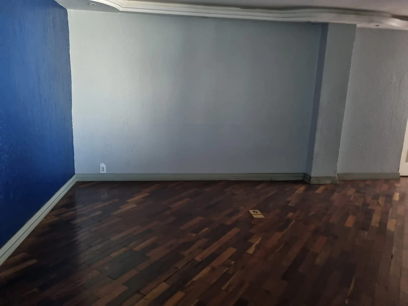 Imagem Conjunto Comercial em Floresta