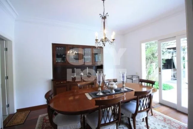 Imagem Casa espaçosa e segura, em condomínio com 07 casas! Situada em bela Praça, no ponto mais tranquil...