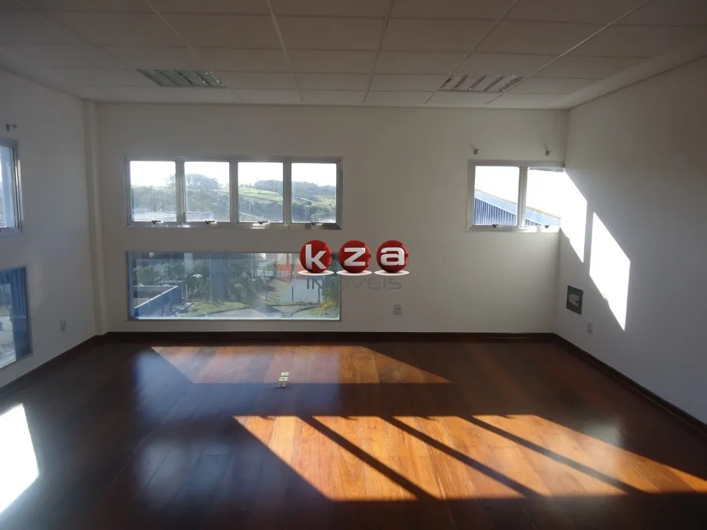 Imagem Galpão Industrial de Alto Padrão para Locação em Itatiba-SP, Distrito Industrial Alfredo Relo: 6 Salas, 6 Banheiros, 8 Vagas de Garagem, 3.857 m².