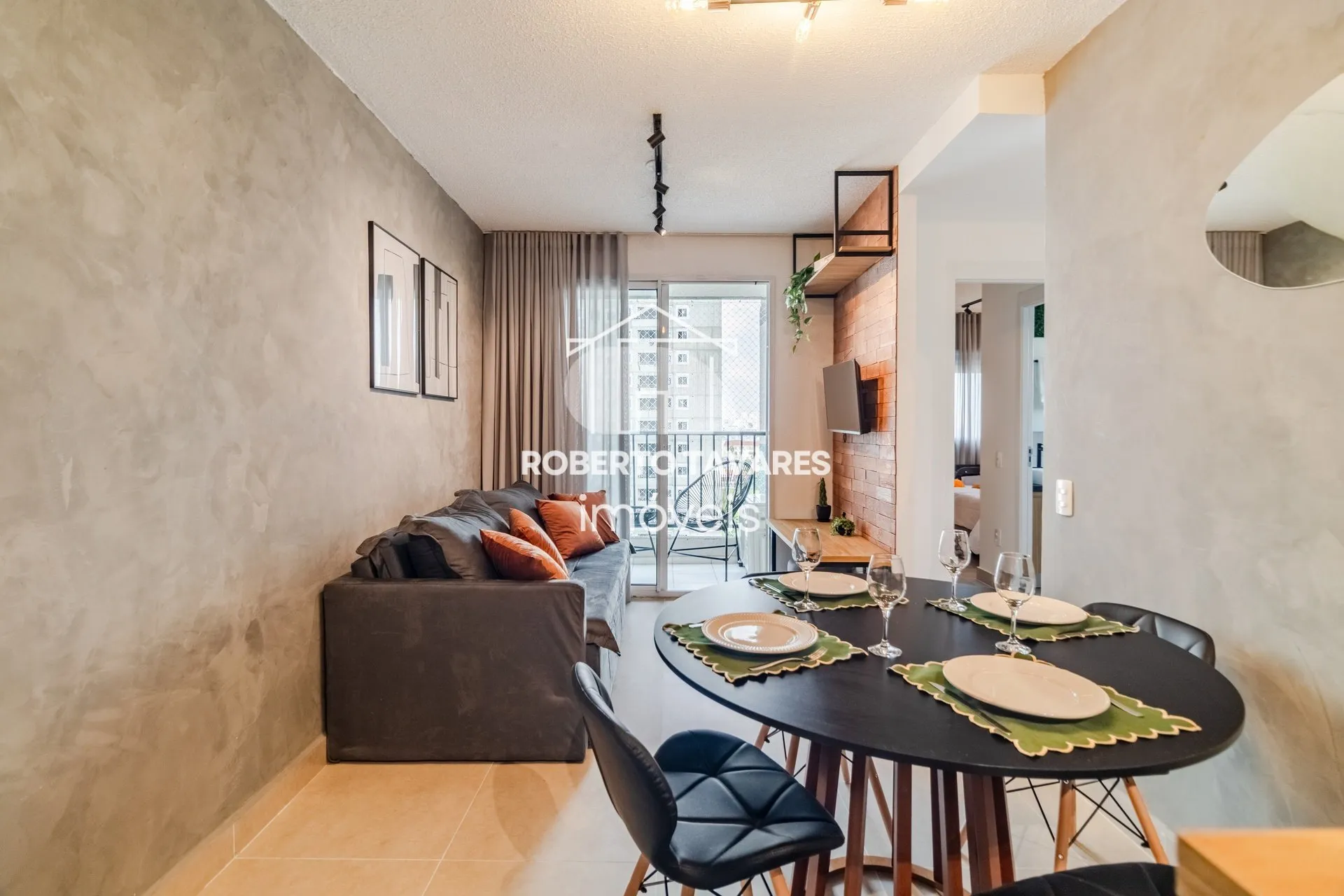 Imagem Apartamento totalmente mobiliado. VENDA DE PORTEIRA FECHADA - O imóvel conta com 2 quartos, sendo 1 suíte, além de uma vaga de garagem.