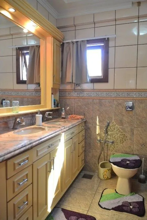 Imagem Casa Comercial e Residencial com 518m² (4 quartos / 5 banheiros / 3 vagas garagem) no Bairro Partenon localizada à meia quadra da Av. Bento Gonçalves.
