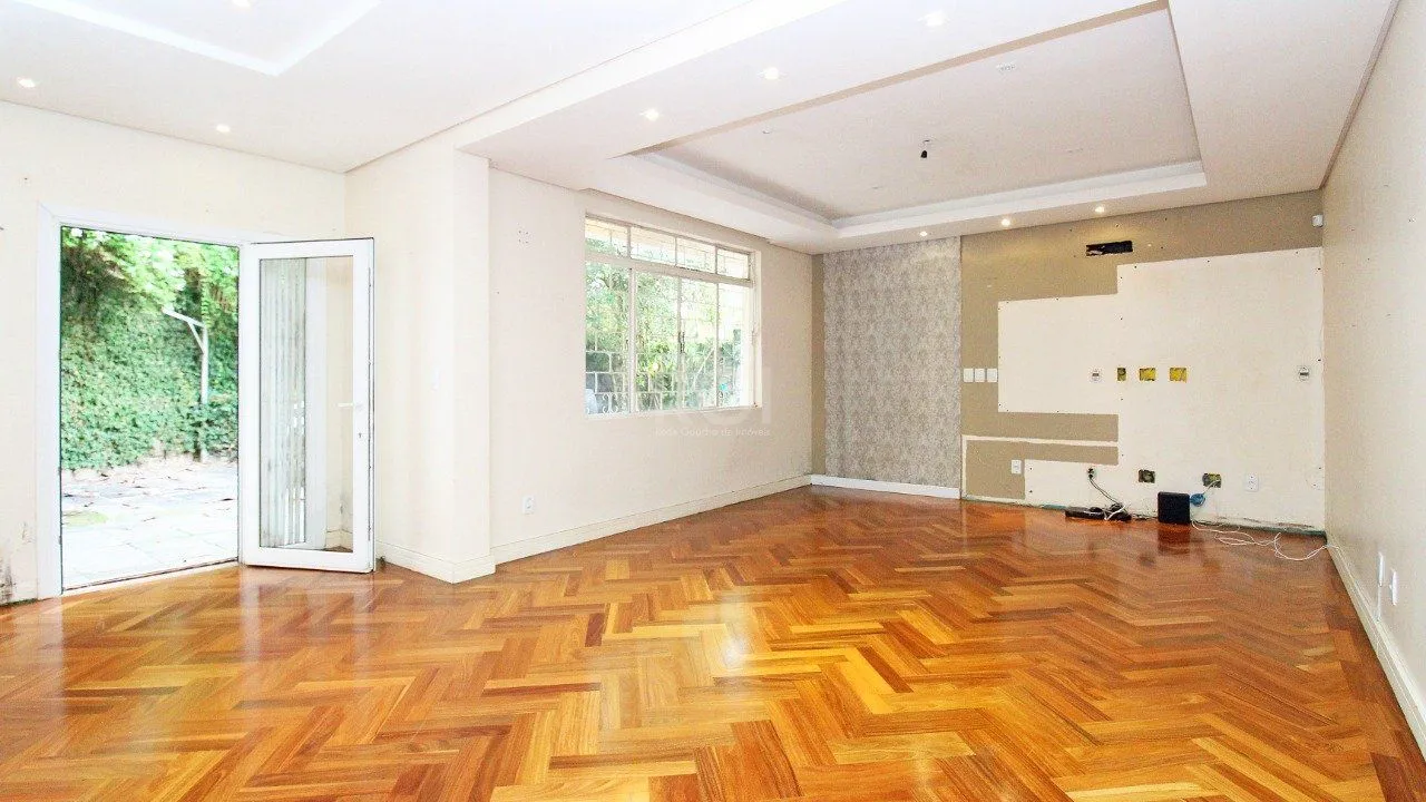 Imagem Casa com quatro (4) dormitórios, duas (2) vagas de garagem, no bairro Passo da Areia em Porto Alegre.