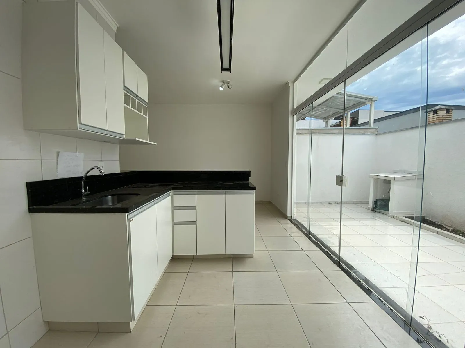 Imagem Excelente Casa de 100M² no Condomínio Horto Florestal I Para Venda e Locação