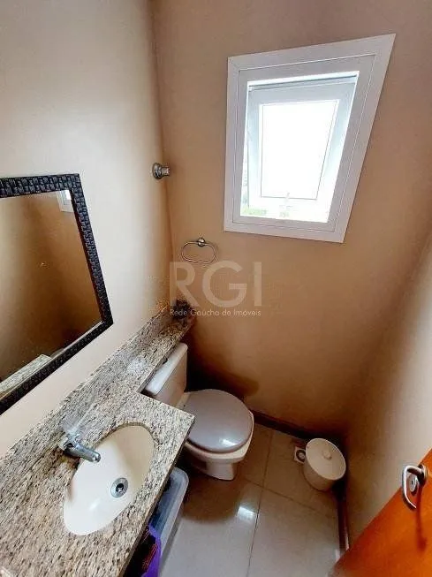 Imagem Casa com 03 dormitórios, 01 suíte, pátio com churrasqueira e 03 vagas de garagem no bairro Tristeza
