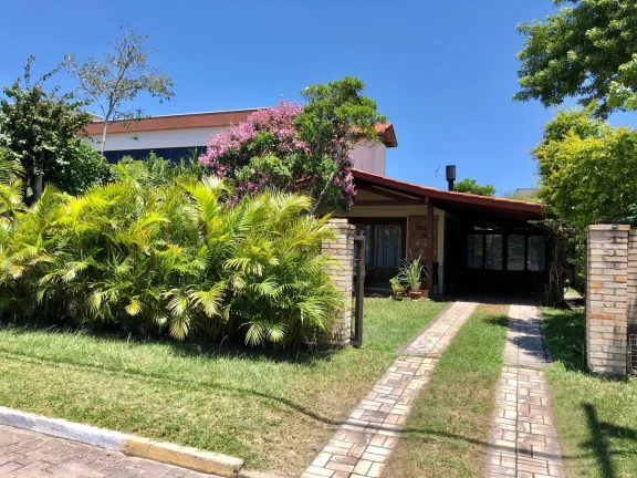 Imagem Oportunidade única: Casa dos sonhos em Garopaba com edícula e jardim exuberante!
