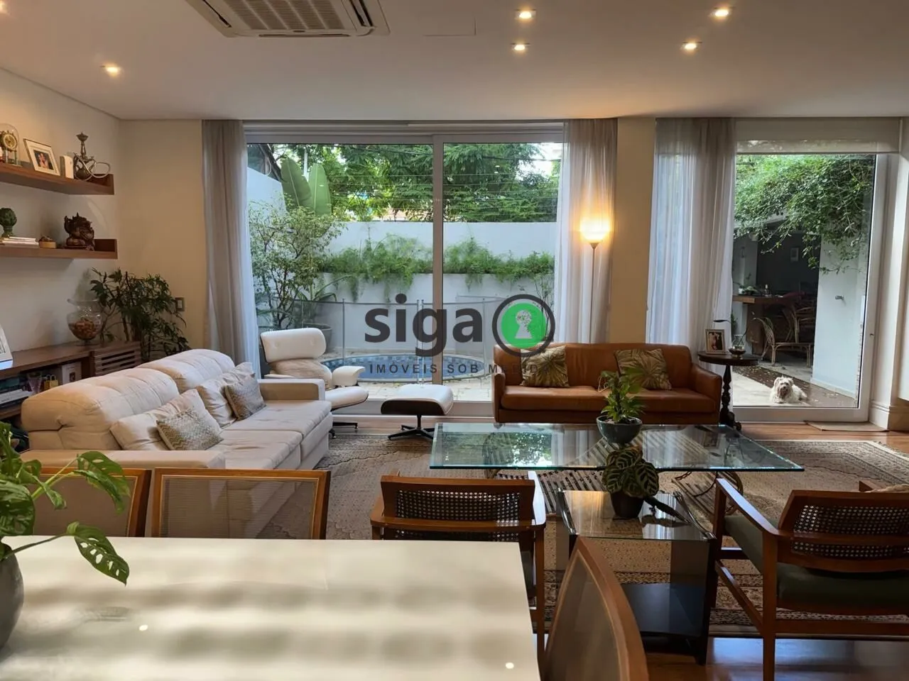 Imagem VENDE CASA em CONDOMÍNIO FECHADO no Campo Belo com 3 Suítes e 5 Vagas