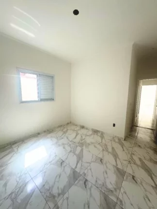 Imagem Casa térrea com 2 dormitórios sendo 1 suite. O imóvel está em condomínio fechado, proporcionando mais segurança e conforto aos moradores, você encontra á venda na Imobiliaria Consulte Imoveis.