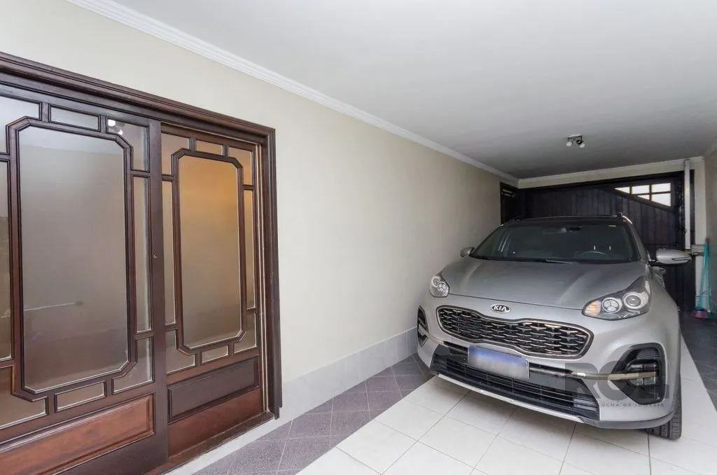 Imagem Excelente casa de 379m² com 3 dormitórios, piscina e 4 vagas.