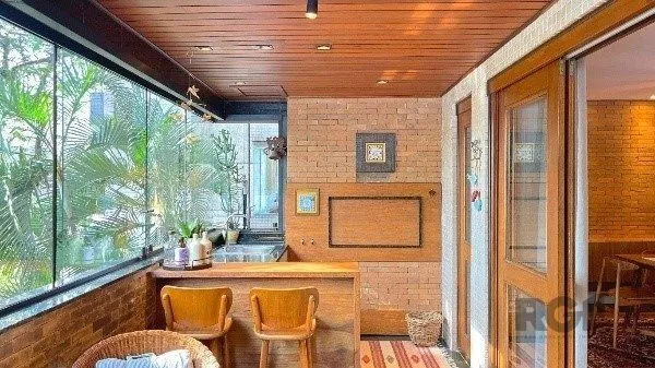 Imagem Apartamento de 200m², 4 quartos, 1 suíte e 4 vagas - Moinhos de Vento