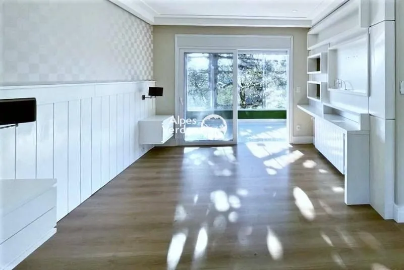 Imagem Vende-se Casa em Condominio com 3 suites a 5 minutos da Rua Coberta