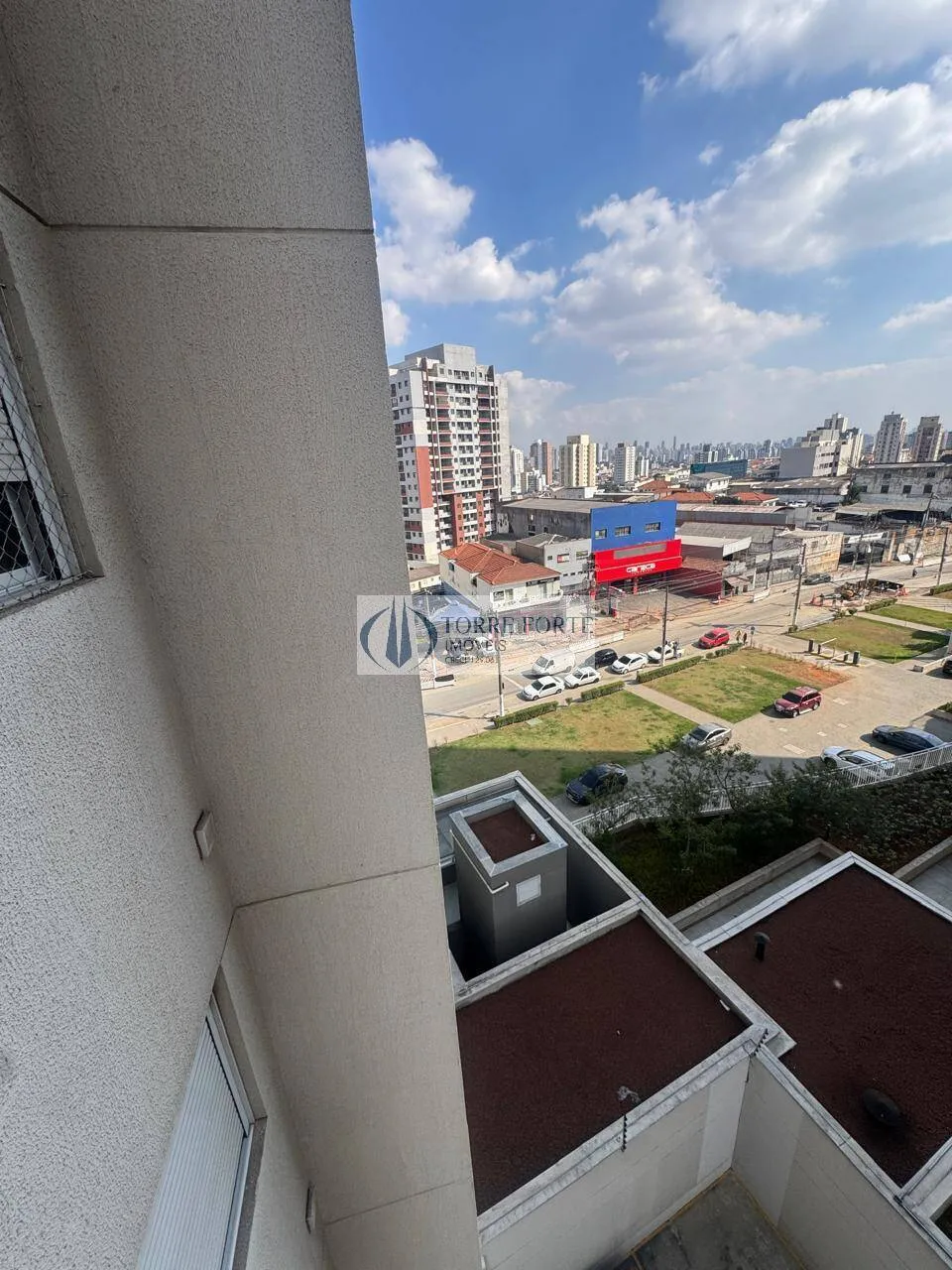 Imagem Lindo Apartamento Mobiliado com 1 dormitorio 1 vaga, varanda na Penha .