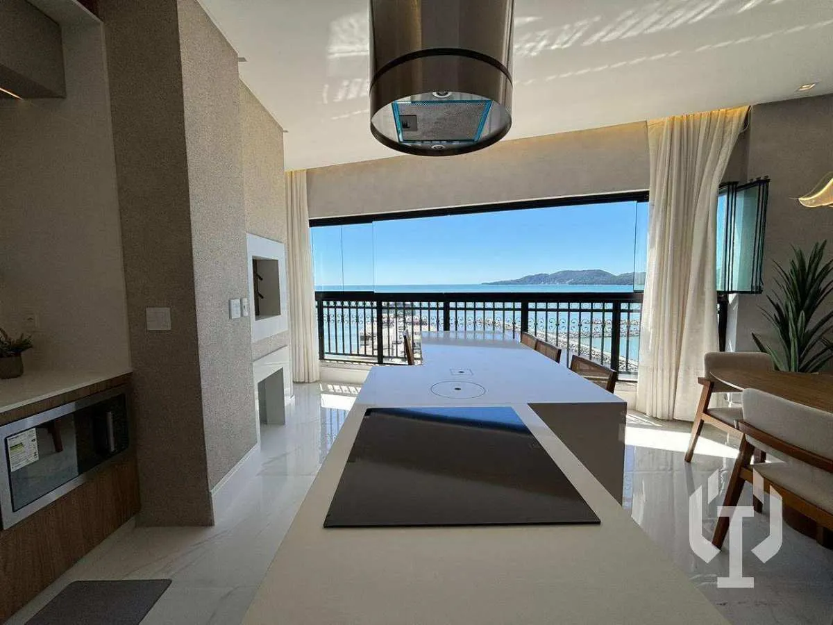 Imagem Frente Mar Alto Padrão Finamente Decorado em Meia Praia