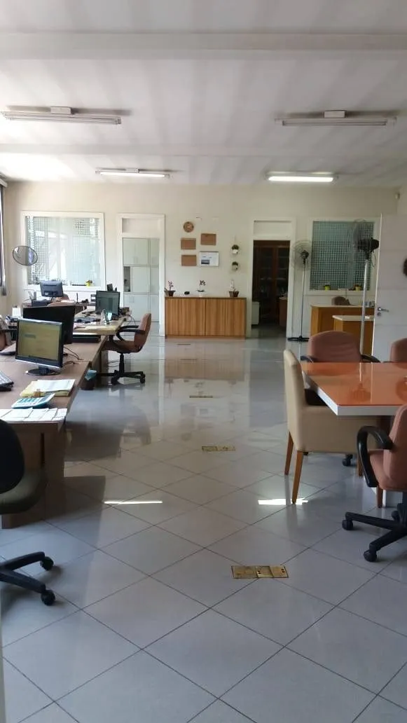 Imagem Galpão Comercial e Industrial em Carapicuíba, Vila Sul Americana - 2.200m² com Mezanino e Entrada para Caminhão