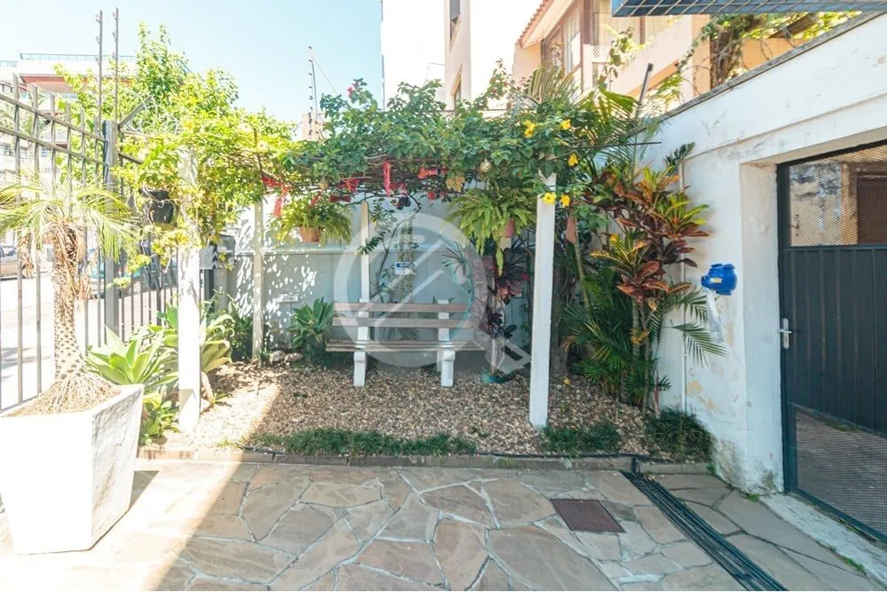Imagem Ótima oportunidade para investir em um apartamento no Menino Deus, Porto Alegre! À venda por um pr...