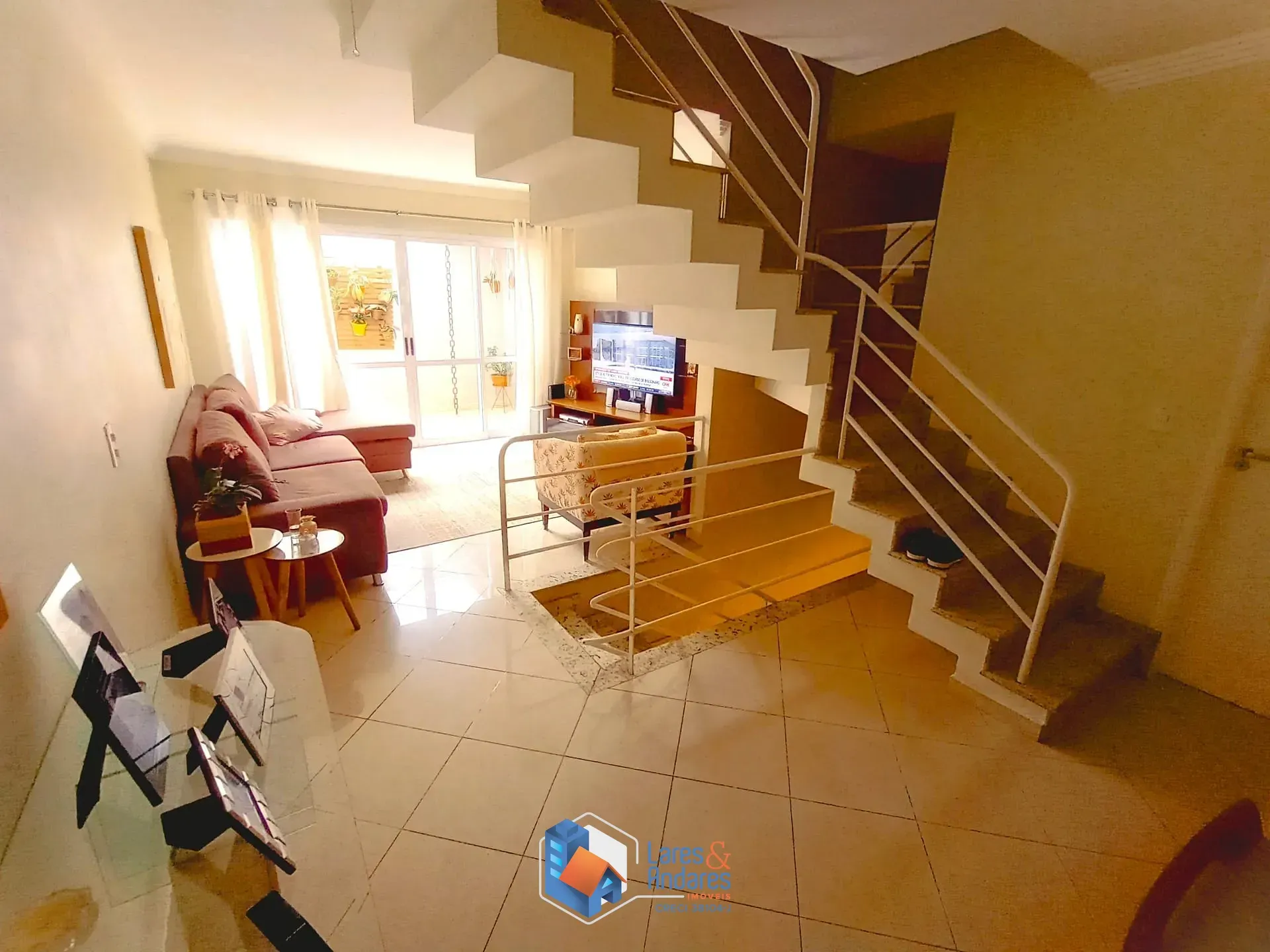 Imagem SOBRADO EM COND. COM 180M² COM 3 DORMS SENDO 1 SUÍTE, AMPLO ESPAÇO COM CHURRASQUEIRA, PLANEJADO NA COZINHA E SUÍTE, 2 VAGAS - SANTA TERESINHA