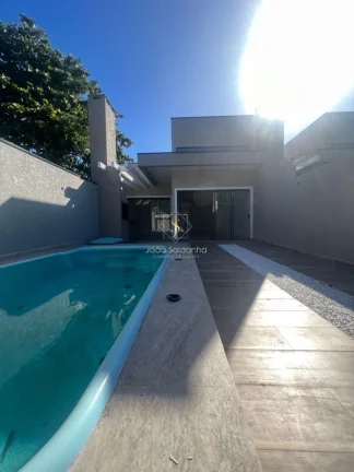 Imagem Casa a venda em Guaratuba a 50 metros do mar, em rua asfaltada, com piscina, churrasqueira, fino acabamento.