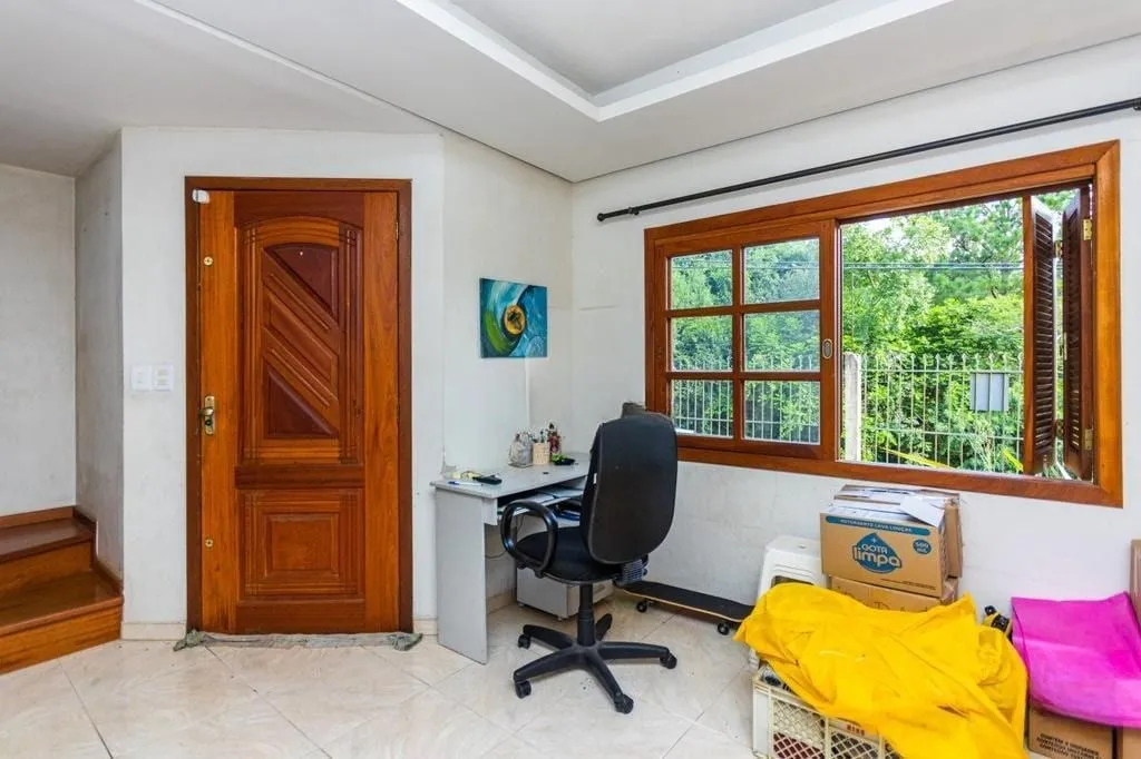 Imagem Casa de 3 dormitórios no Bairro Lomba do Pinheiro - Porto Alegre
