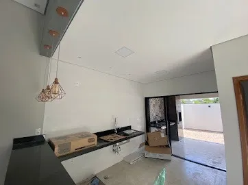 Imagem Oásis Residencial no Condomínio Horto Villagio: Casa Térrea com Piscina e Elegância Inigualável