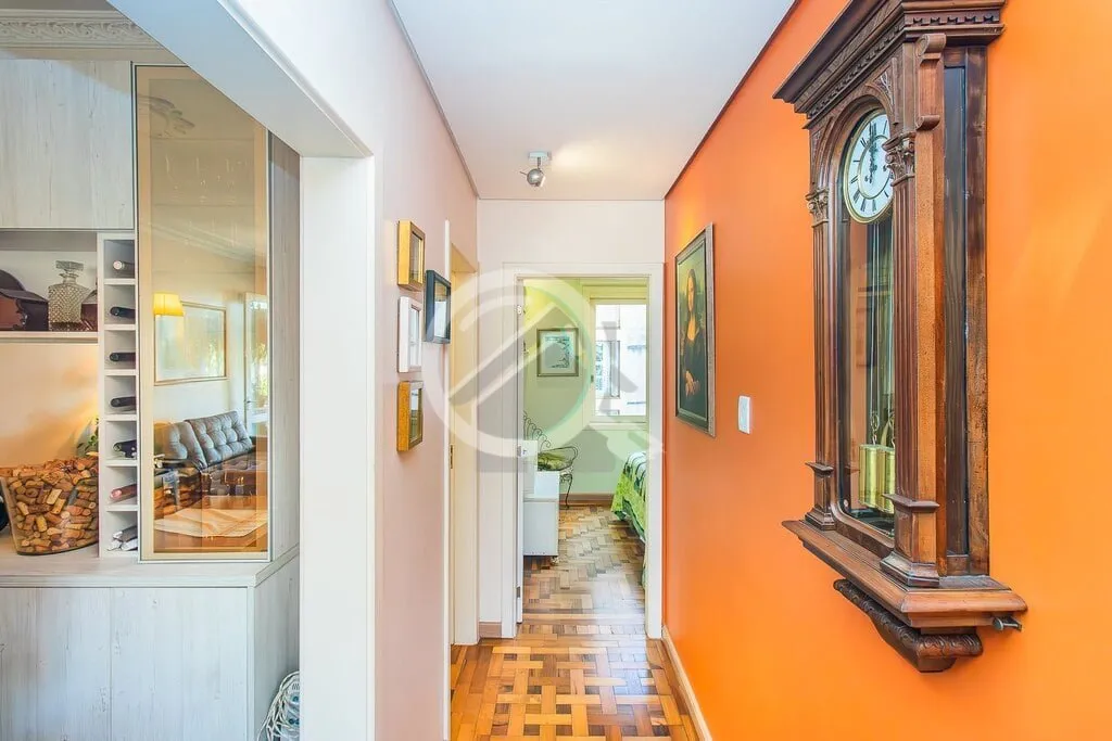 Imagem Amplo apartamento de 3 Dormitórios semi-mobiliado, amplo living com armário, varanda, cozinha indi...