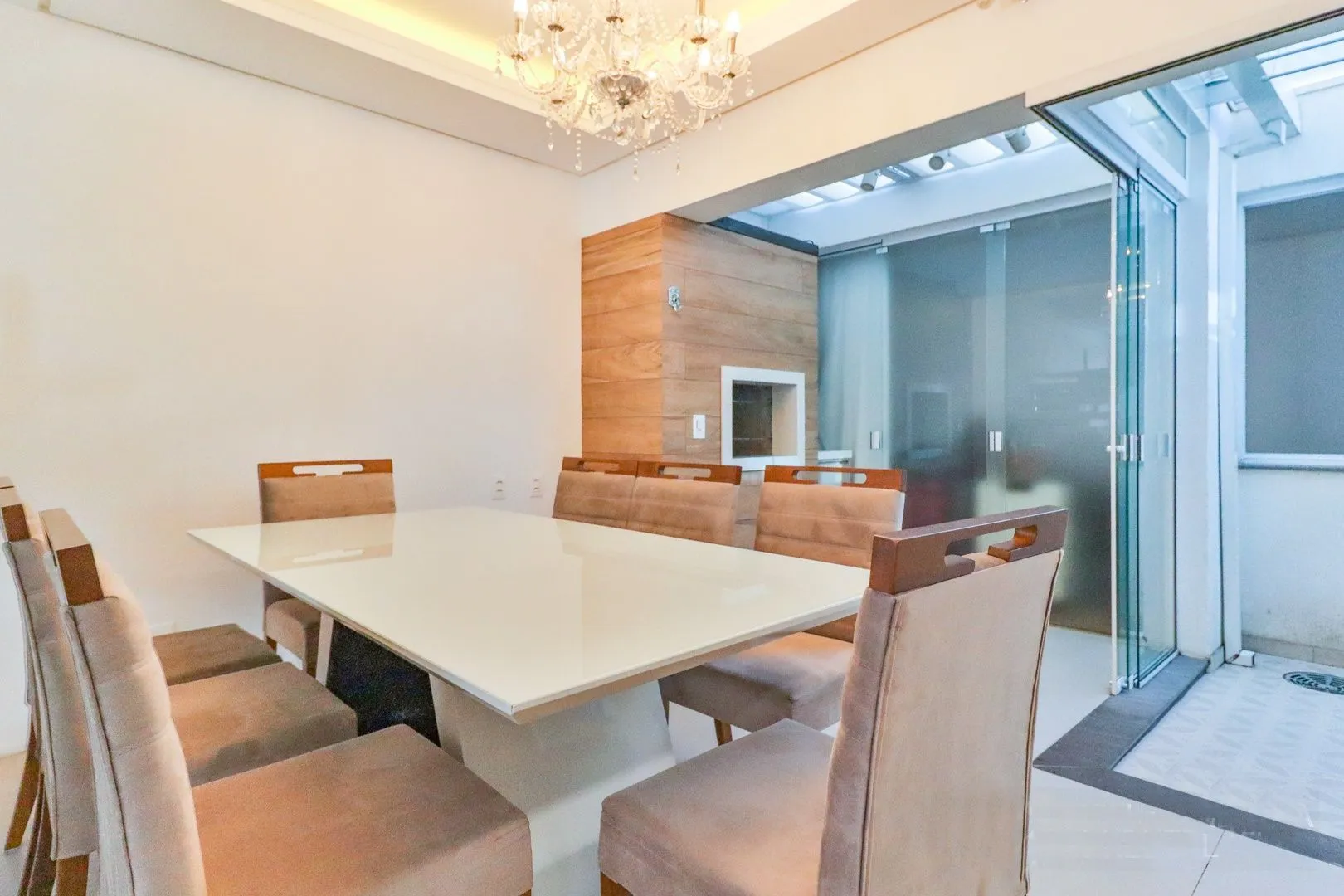 Imagem CASA TRIPLEX COM 4 SUITES E 2 VAGAS- SEMIMOBILIADA