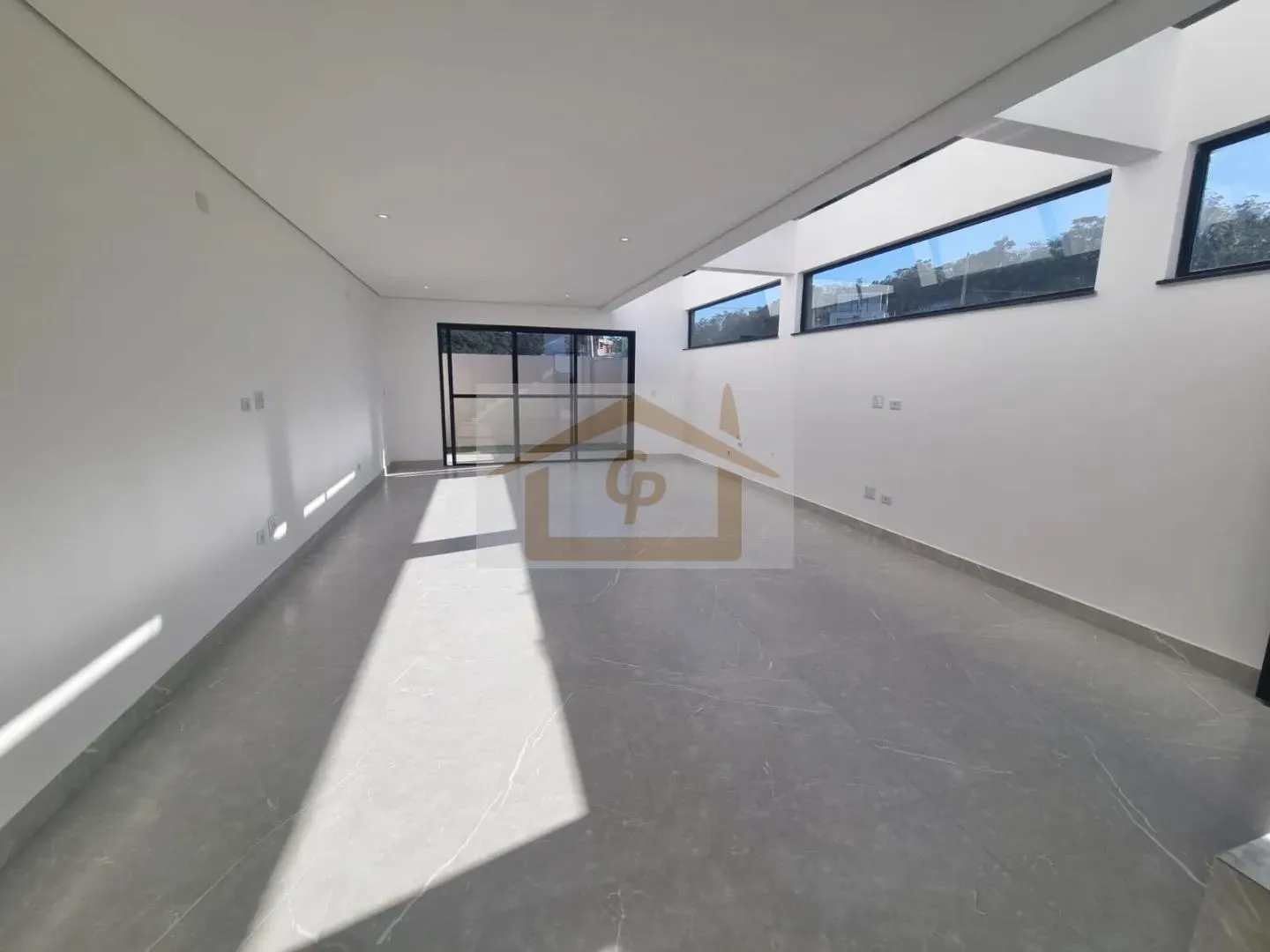 Imagem Casa com 3 quartos (um suíte), 3 vagas. Novidade na Granja Viana!
