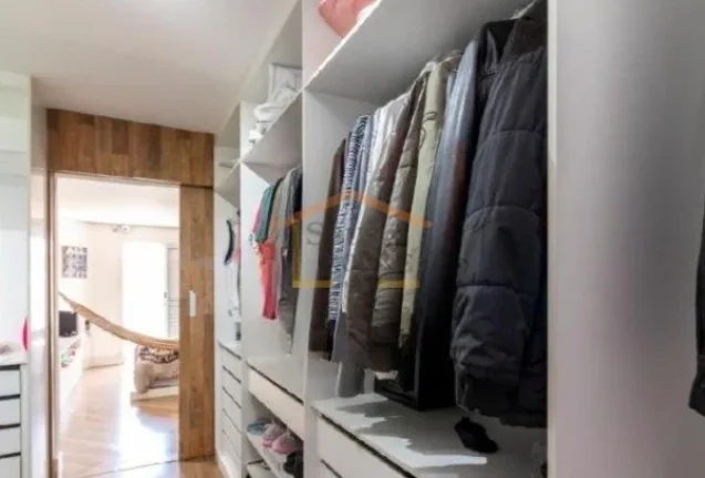 Imagem Sobrado de 260m² com 3 dormitórios, sendo 3 suítes, sendo uma master com closet, 5 banheiros, sal...