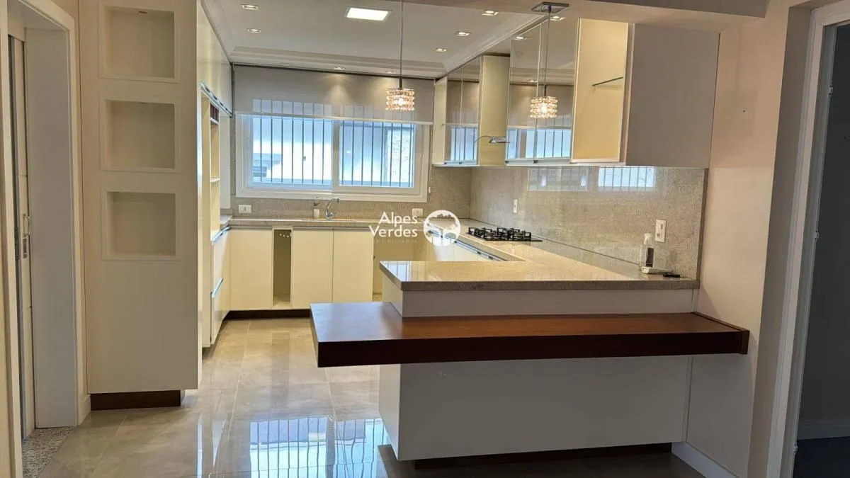 Imagem Vende-se casa próx ao centro de Gramado- 3 Quartos- R$2.620.000,00