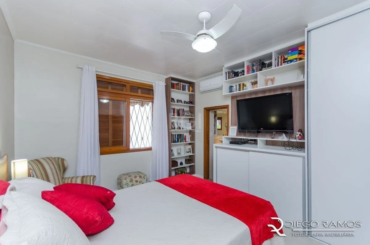 Imagem Casa para Venda - 216m², 4 dormitórios, sendo 1 suites, 4 vagas - Menino Deus