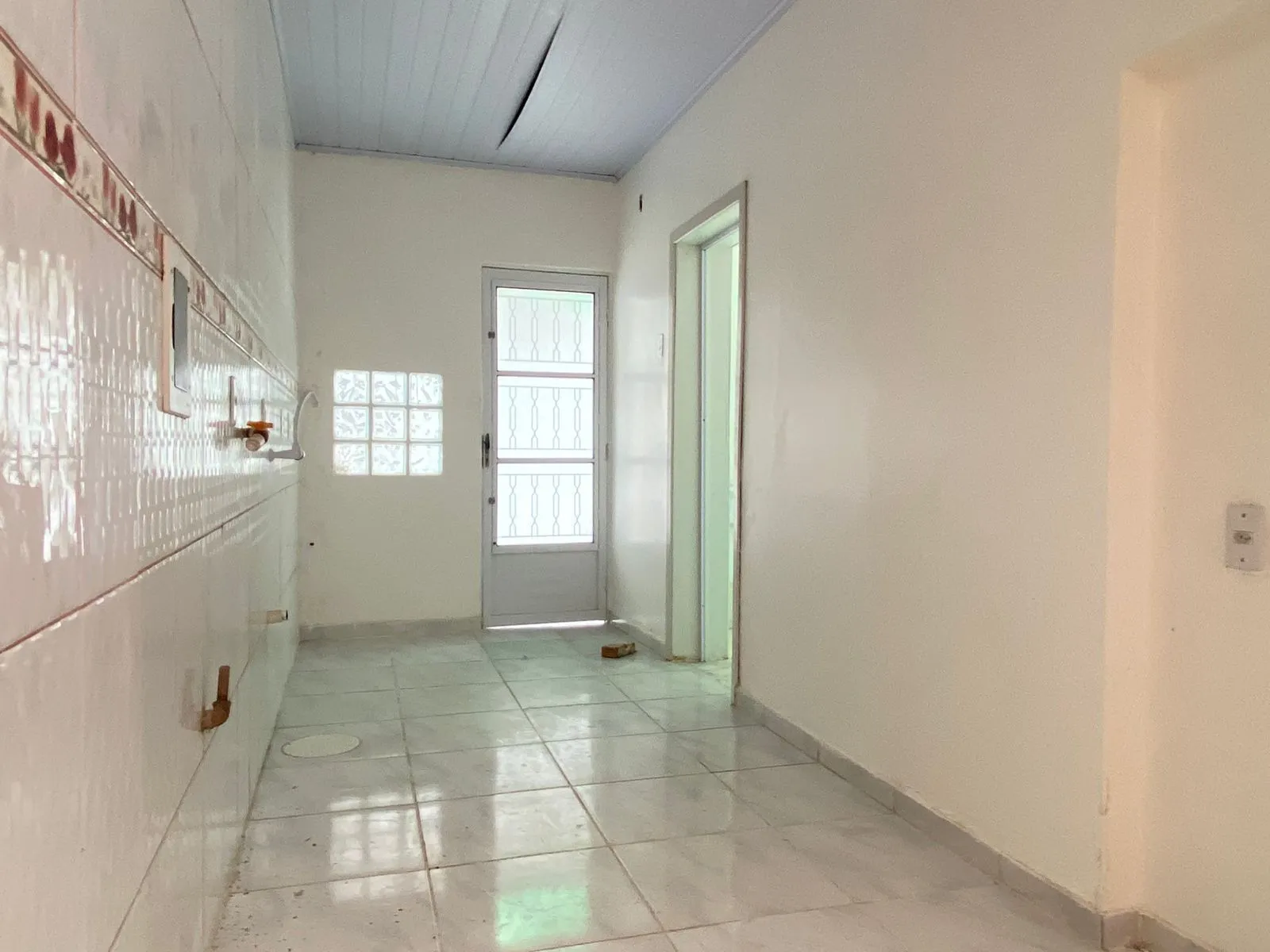 Imagem Casa de (3)três quartos, sendo uma suíte com duas vagas de garagem.