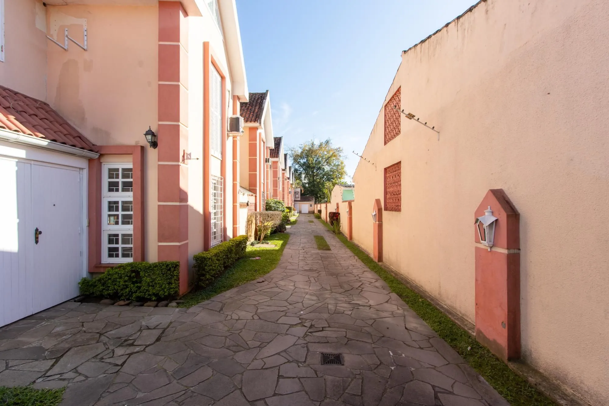 Imagem Casas de Condomínio para venda com Churrasqueira e 3 quartos, 145