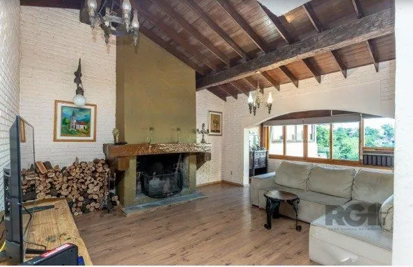 Imagem Casa no Bairro Vila Assunção com 4 dormitórios sendo 1 suíte e vista para o Guaíba