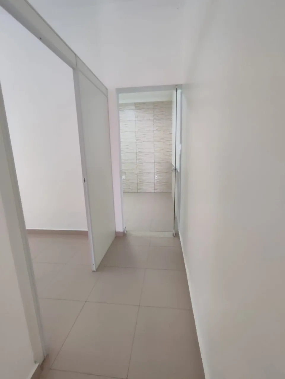 Imagem Imperdível Casa Comercial à Venda em Sorocaba-SP, Bairro Wanel Ville: 2 Quartos, 1 Suíte, 1 Sala, 3 Banheiros, 1 Vaga de Garagem e 380m² de Área.