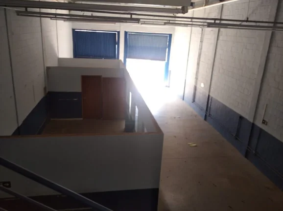 Imagem Barracão Ótima Localização com 600m², com duas salas , copa com gabinete, mezanino com mais 02 ...