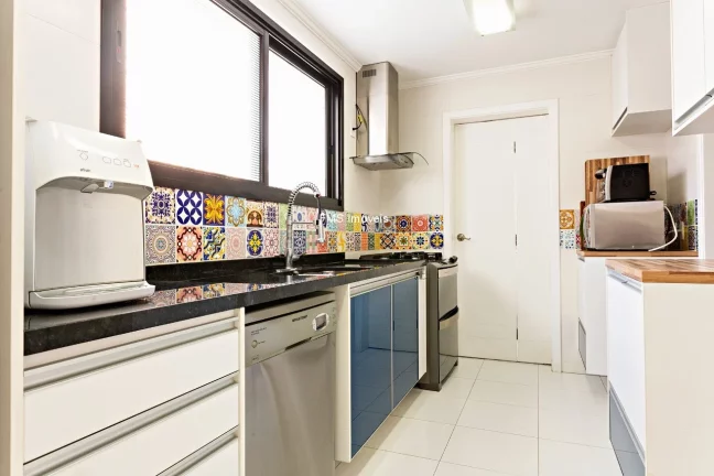 Imagem Apartamento para locação em Moema, com 2 suítes, 3 vagas de garagem.