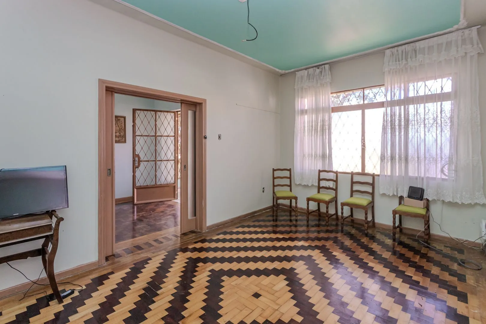 Imagem Casa sobrado no Partenon com 5 dormitórios e 4 vagas