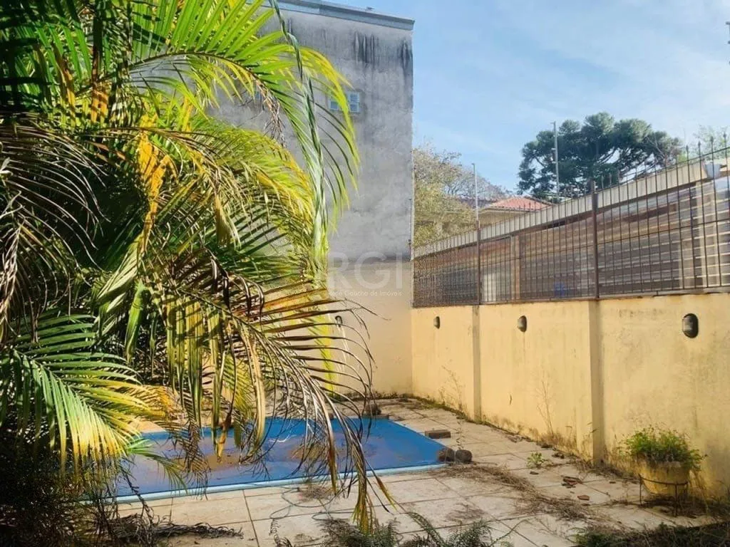 Imagem Encantadora residência com 03 dormitórios sendo 01 suíte e piscina.