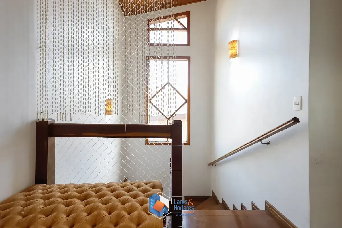 Imagem Sobrado para venda em Chácara Inglesa com 3 quartos, sendo 2 suítes, 304m²