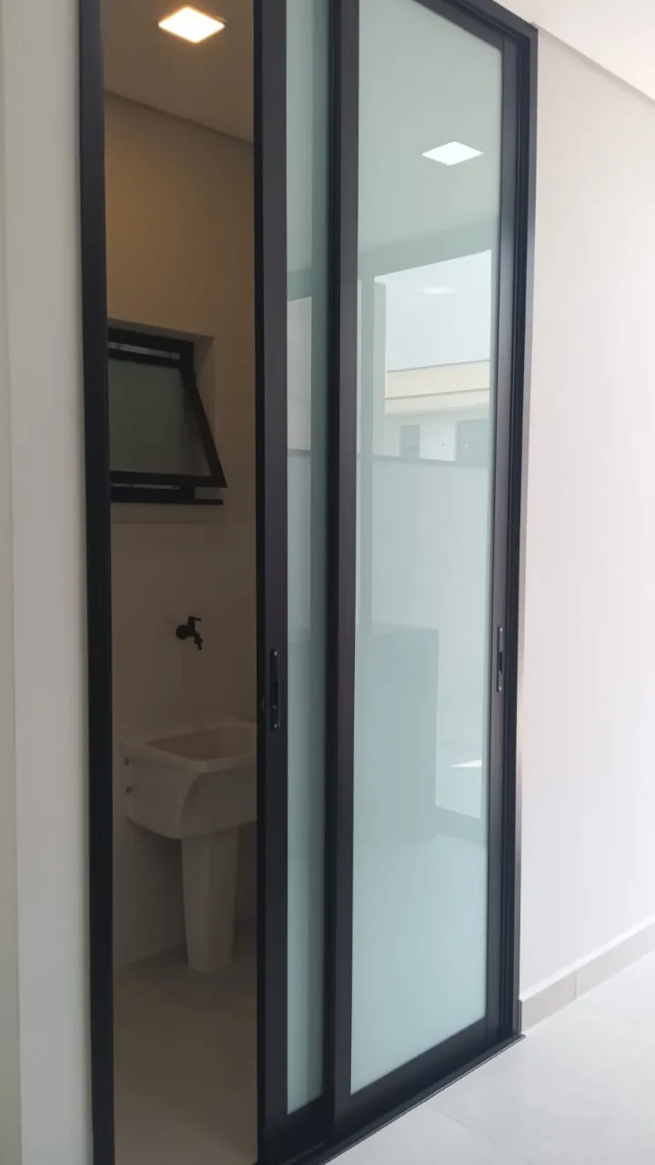 Imagem Excelente oportunidade: Casa em Condomínio à venda em Sorocaba-SP, bairro Wanel Ville, 3 quartos, 2 suítes, 2 salas, 4 banheiros, 145,58 m².