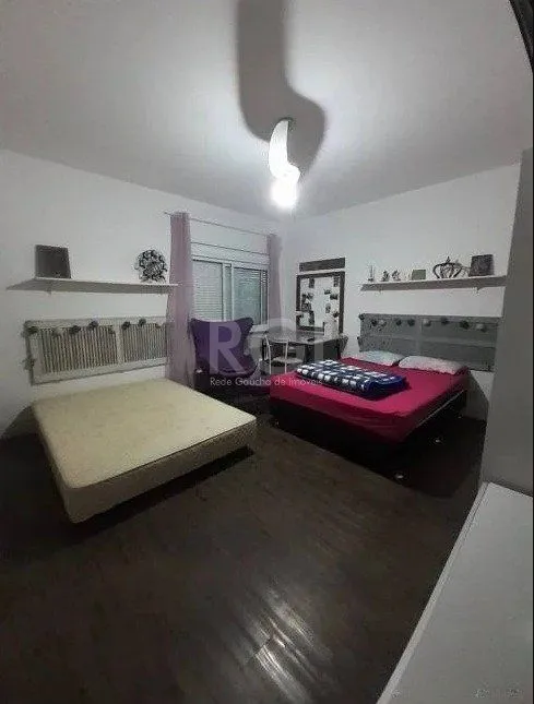 Imagem Casa com 233m², 2 dormitórios sendo 1 suíte, living com lareira, espaço gourmet com churrasqueira, pátio e 2 vagas de garagem no bairro Sarandi
