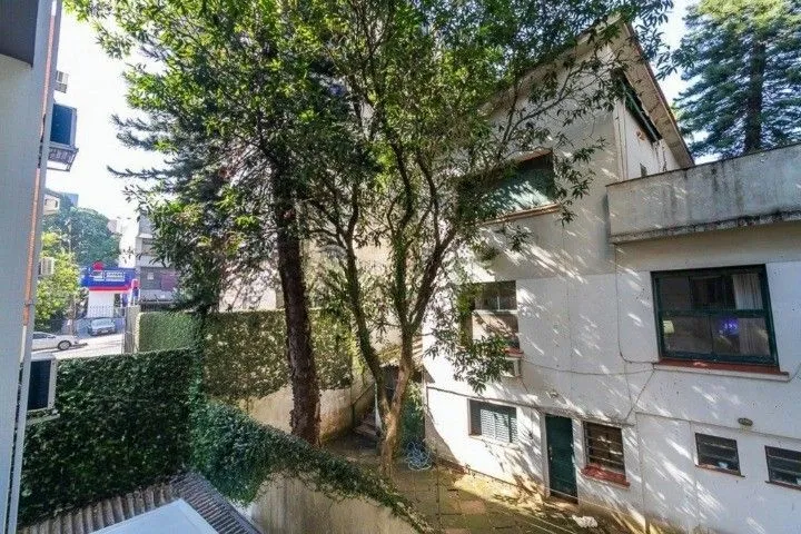 Imagem Formidável apartamento com 3 dormitórios (2 deles são suíte), peças amplas e bem iluminadas, banheiro auxiliar e cozinha com área de serviço separada. Dispõe de uma vaga de garagem coberta. Edifício com elevador e sistema de segurança por câmeras.