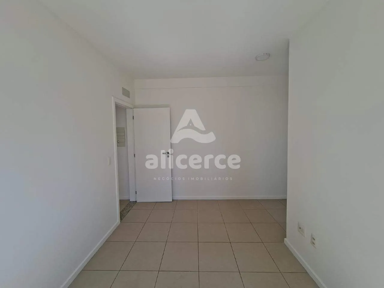 Imagem Apartamento à venda com 02 dormitórios sendo 01 suíte com 74 m² no bairro Kobrasol - São José - SC.
